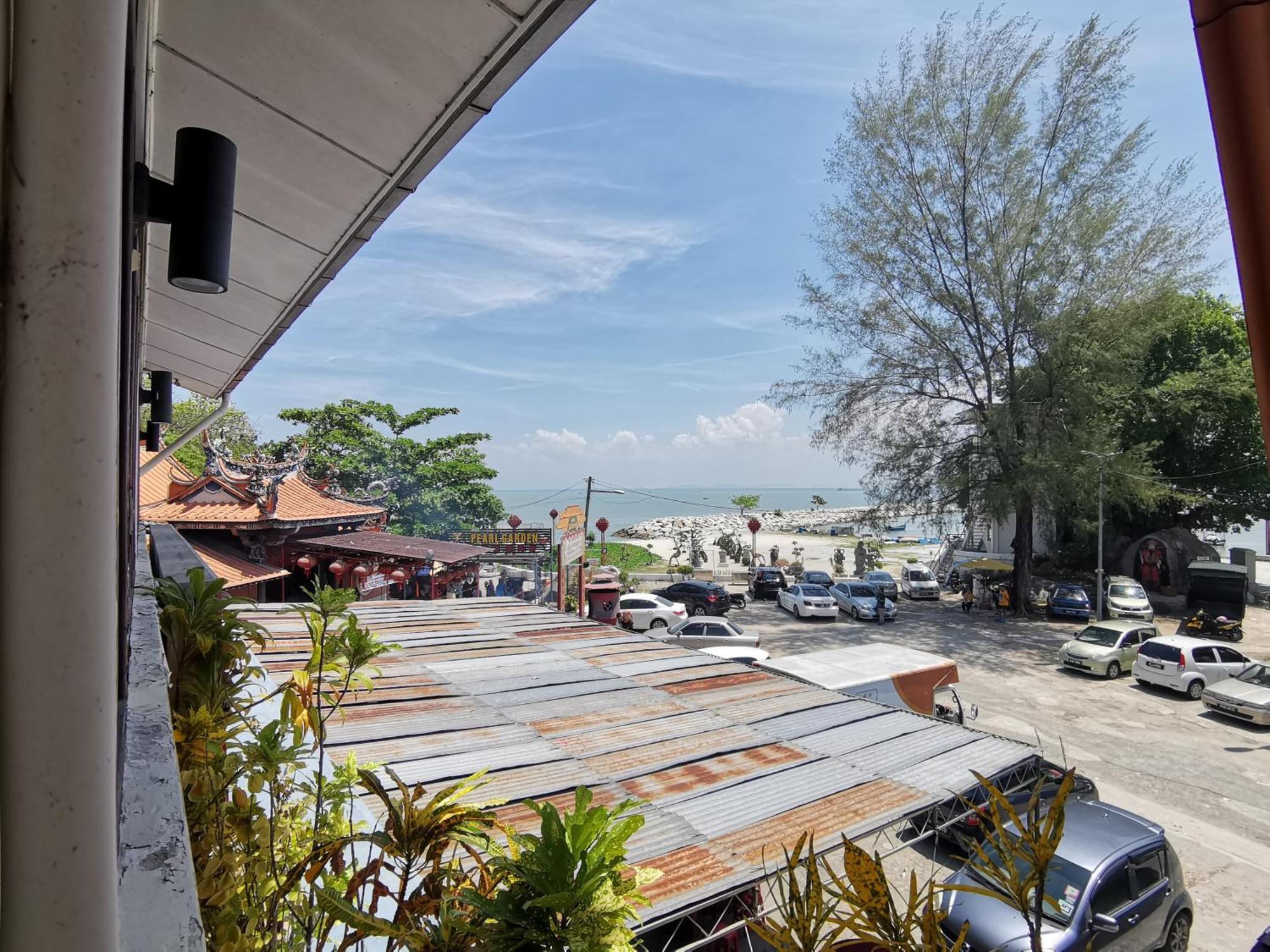 Hotel 8 Boutique By The Sea Tanjung Tokong Exterior foto