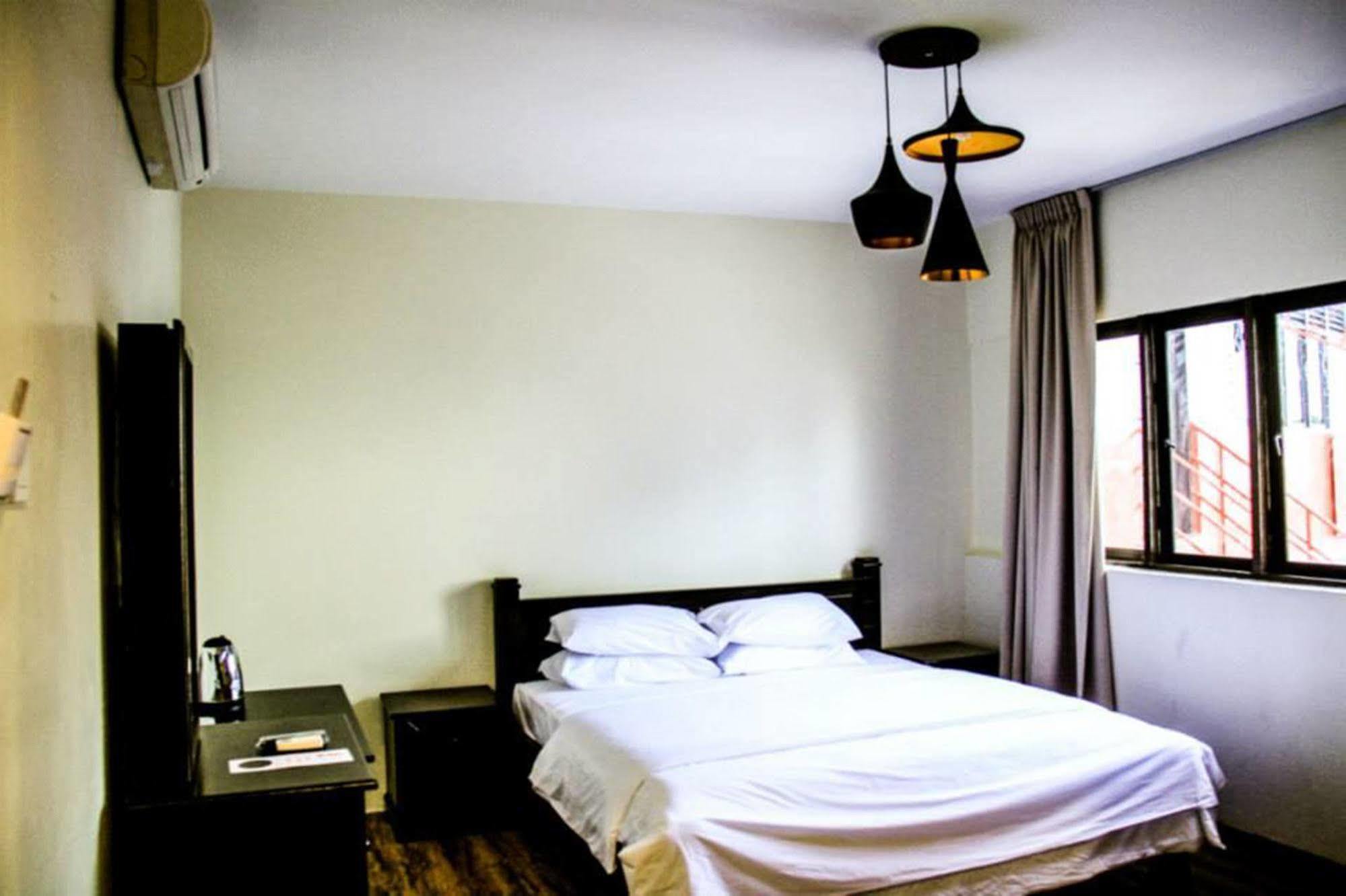 Hotel 8 Boutique By The Sea Tanjung Tokong Exterior foto