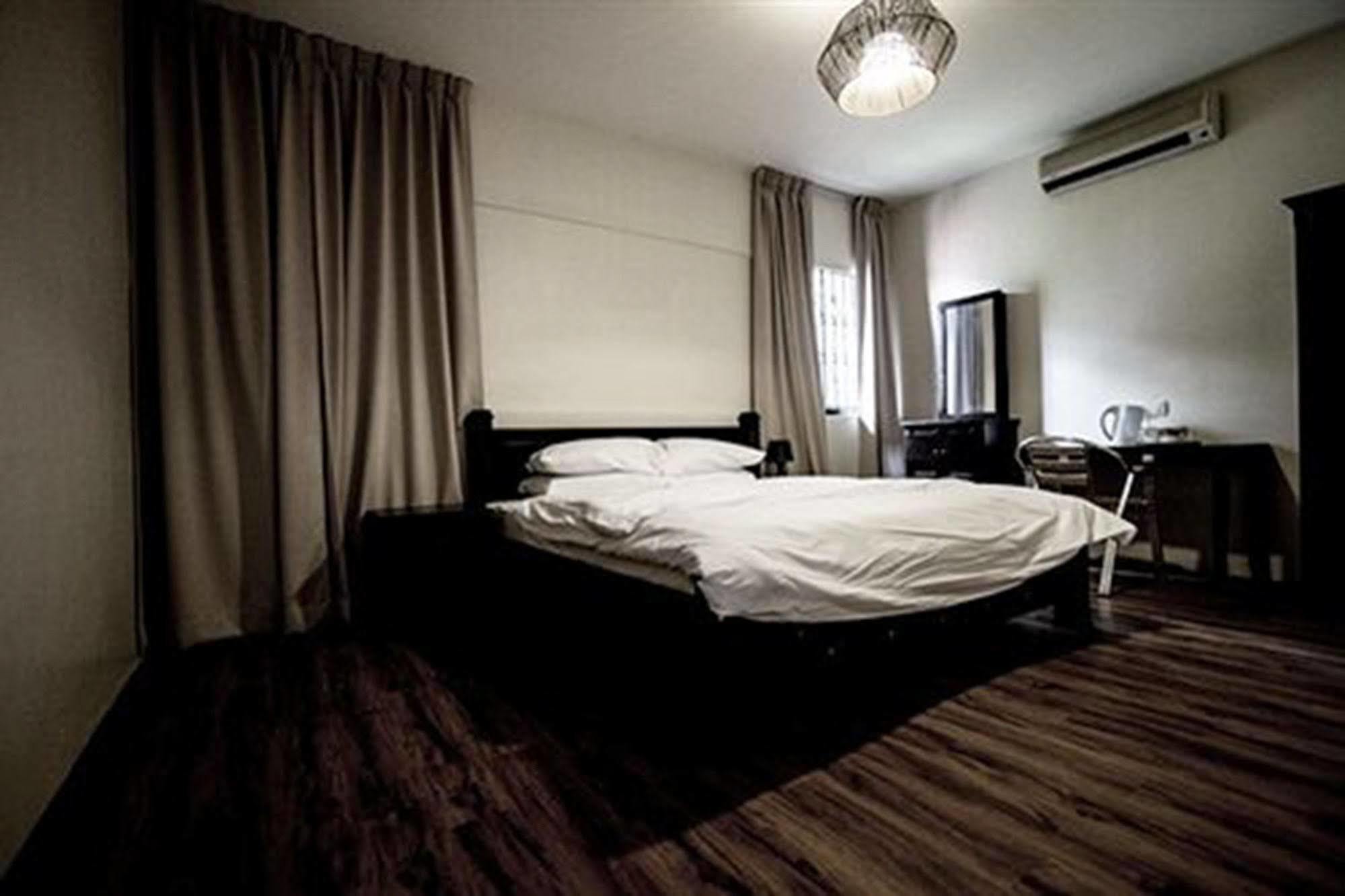 Hotel 8 Boutique By The Sea Tanjung Tokong Exterior foto