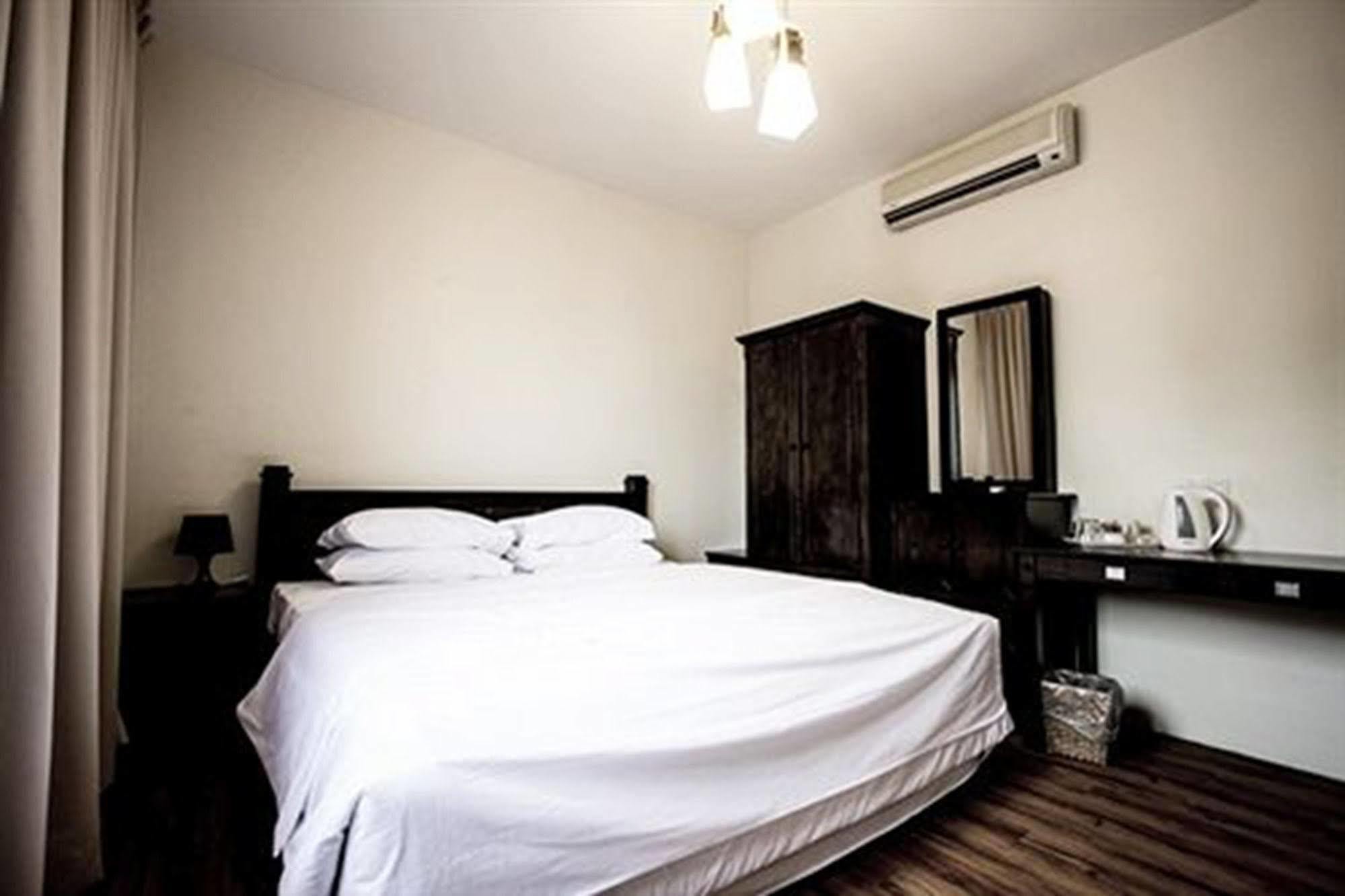 Hotel 8 Boutique By The Sea Tanjung Tokong Exterior foto