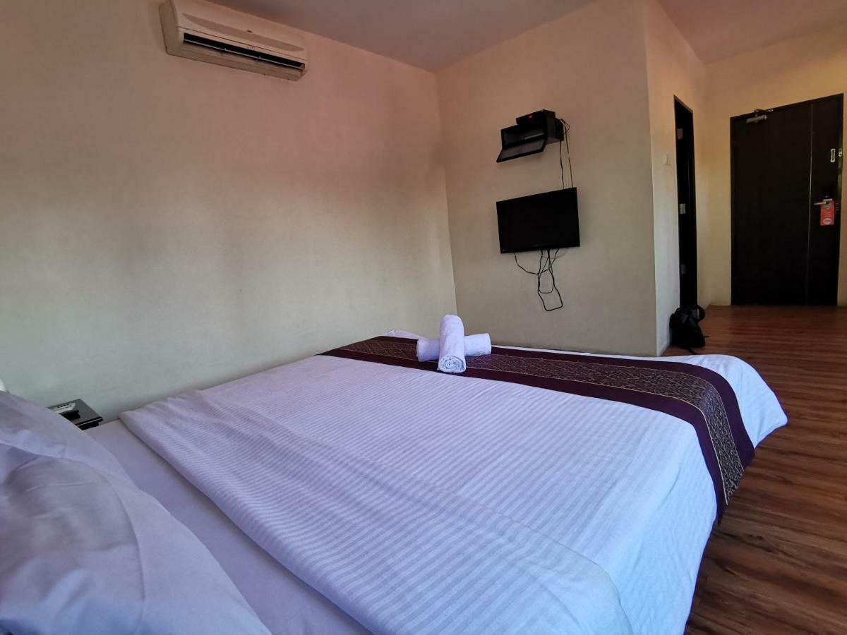 Hotel 8 Boutique By The Sea Tanjung Tokong Exterior foto